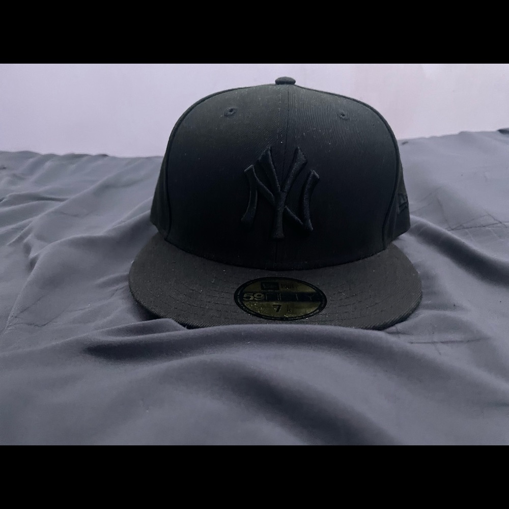 Size 7 1/8 black fitted hat